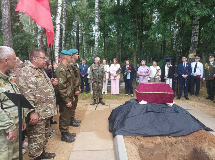 3.07.2026. Столпище, Кировский район. Торжественное перезахоронение бойца, найденного у деревни Подречье.