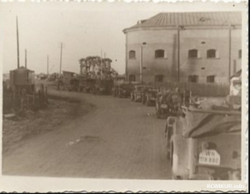 1940-е годы 20 века. Колонна немецкой техники на подъезде к деревянному мосту (ныне – улица Ермака).