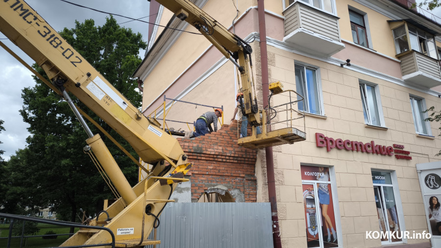 Узнали, как расследуется самая громкая авария года в Бобруйске со сносом кирпичных ворот 