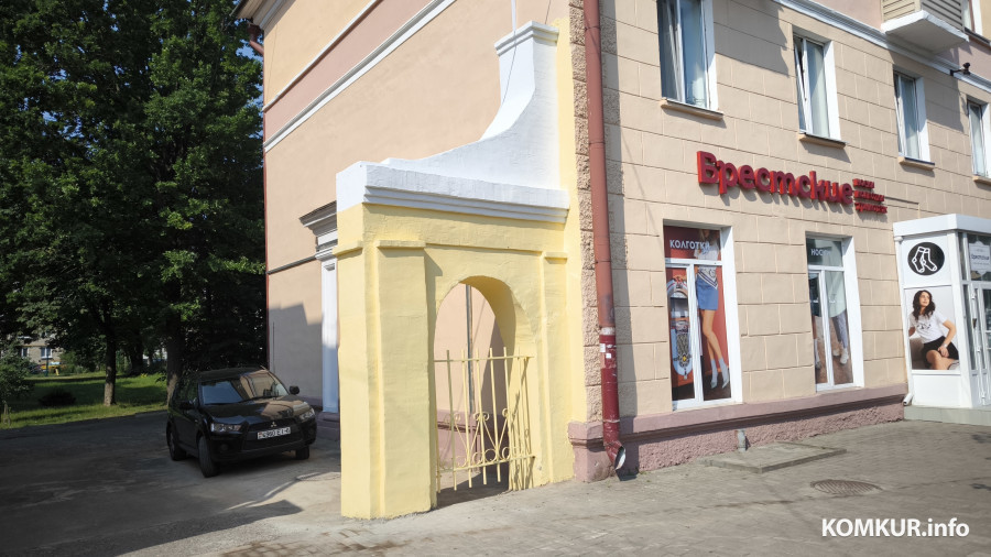 02.07.2026. Бобруйск, улица Минская. Обновленные ворота домов № 13 и 15