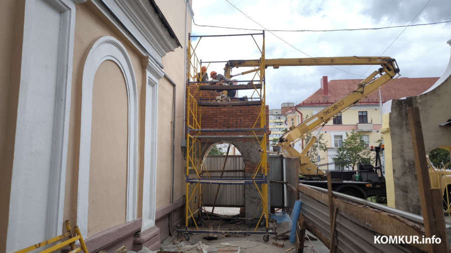 25.06.2026. Бобруйск, улица Минская. КУП «ЖРЭУ Ленинского района» восстанавливает арку ворот