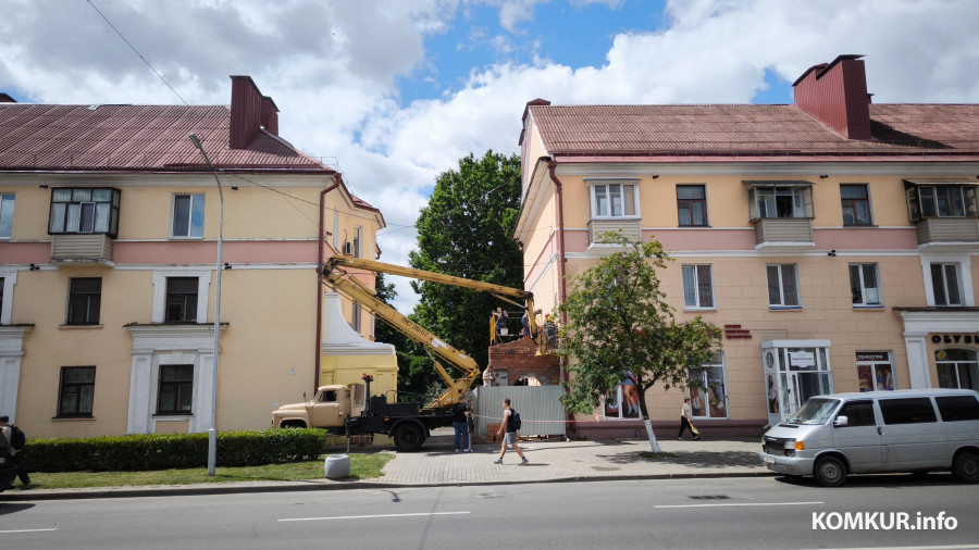 25.06.2026. Бобруйск, улица Минская. КУП «ЖРЭУ Ленинского района» восстанавливает арку ворот
