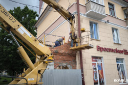 Узнали, как расследуется самая громкая авария года в Бобруйске со сносом кирпичных ворот 