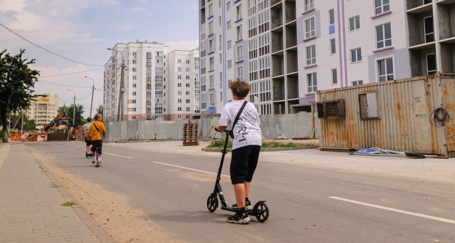 «Купили электросамокат, а пользоваться не научили». Жизнь глазами бобруйчан