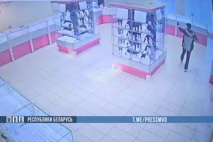 В Минске совершено разбойное нападение на ювелирный магазин: грабителя ищут