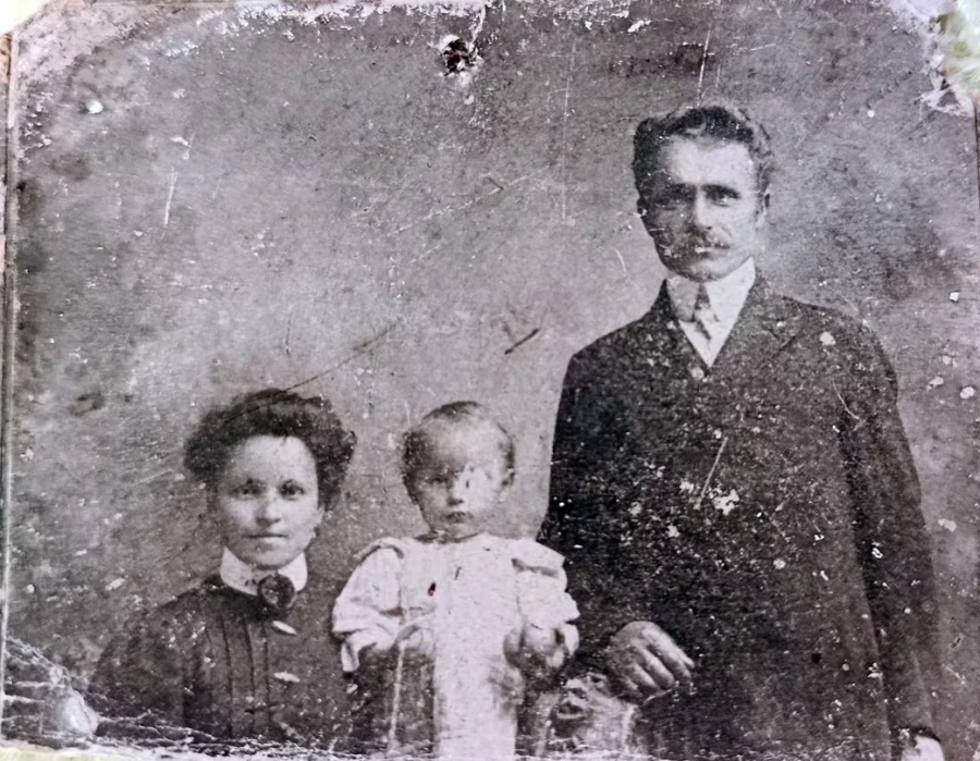 Начало ХХ века. Бобруйск. Елена Гераймович, ее муж Петр и дочь Маруся.