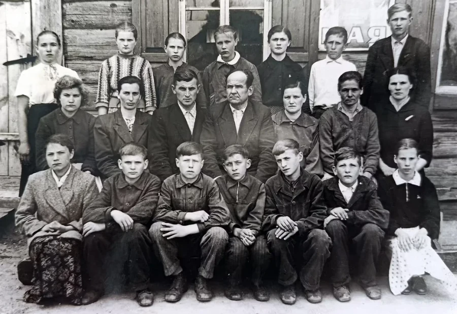 1960-е. Ученики и учителя Маковичской школы. Ульяна Нестеровна во втором ряду крайняя слева.