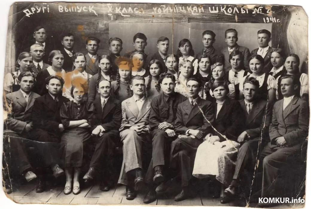 Перадваенны выпуск Хойніцкай школы. Уладзімір Шахніцкі сядзіць другі справа, Кацярына Жураўская стаіць у самым цэнтры