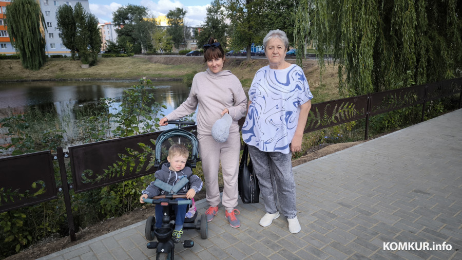 Жители района Шаманка Анастасия Детленок с сыном Мишей (слева) и Тамара Петровна Езерская (справа)