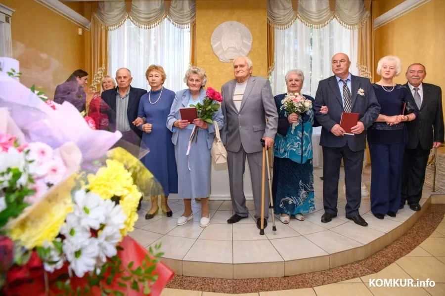 «Родные сказали: «Не бойся, он хлопец хороший»». В Бобруйском загсе поздравили четыре золотых пары