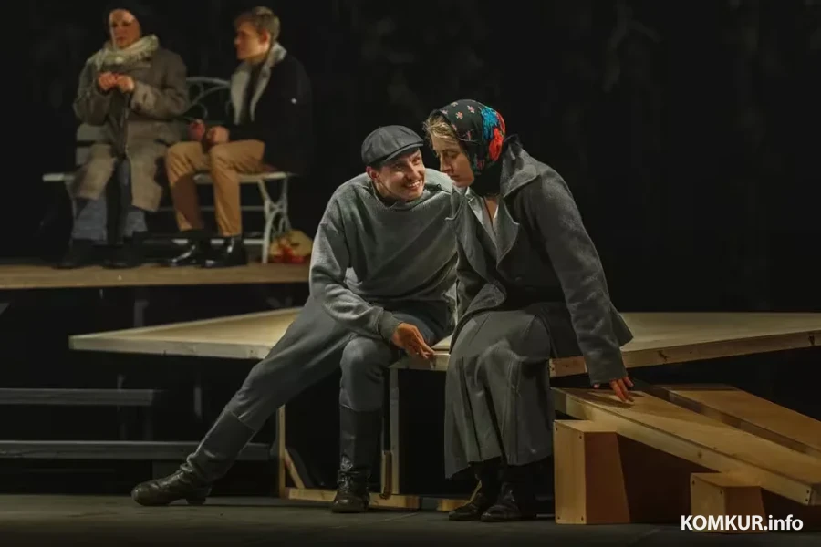 Алла Грахова (в глубине сцены) и Мария Дорогобед в спектакле «Песя и Янко», 2021. Фото театра им. Дунина-Марцинкевича.