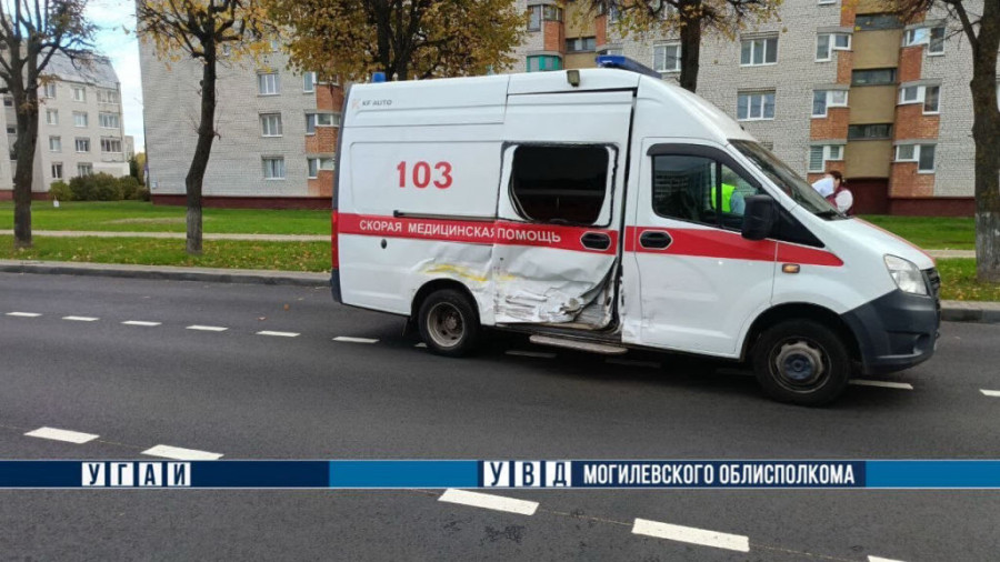 В Могилеве столкнулись автомобили такси и скорой помощи