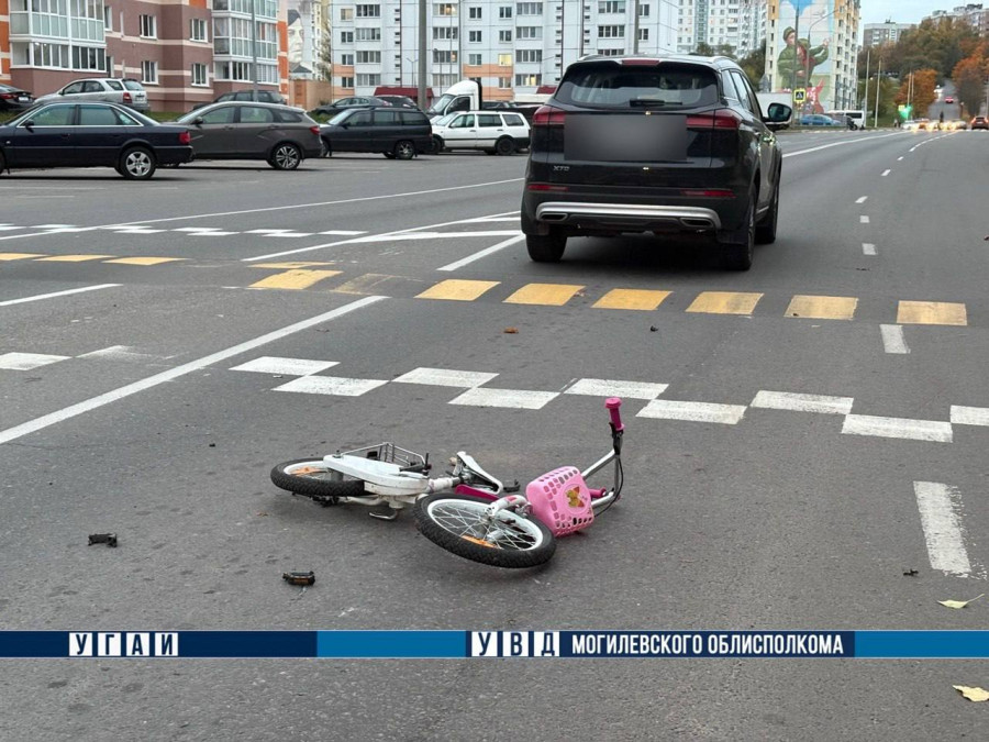 7-летняя девочка на велосипеде попала под колеса автомобиля в Могилеве 