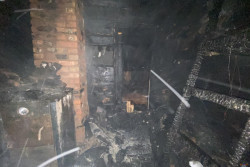 В Кировском районе в деревне горел дом: огонь оставил его без крыши