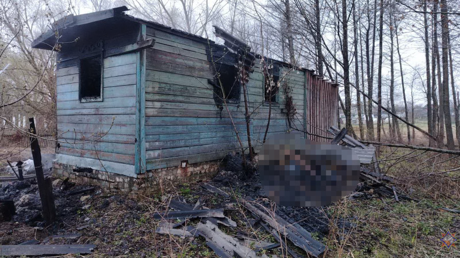 Неизвестный мужчина погиб в горящем нежилом дома в Климовичах