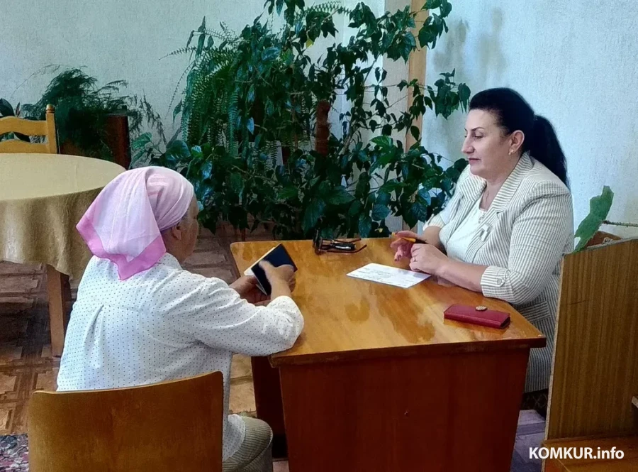 Юлия Георгиевна Шелковина проводит выездной прием граждан по вопросам нотариата в Бобруйском районе. Фото из архива редакции