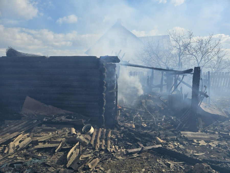 Пожар в Кировском районе: сгорели хозпотройки, повреждена кровля дома и бани