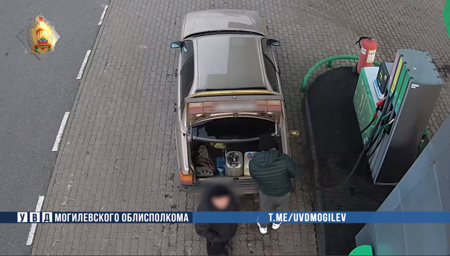 В Могилеве водитель заправлял машины знакомых со служебной топливной карты: похитил почти тысячу литров бензина