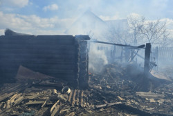 Пожар в Кировском районе: сгорели хозпостройки, повреждена кровля дома и бани