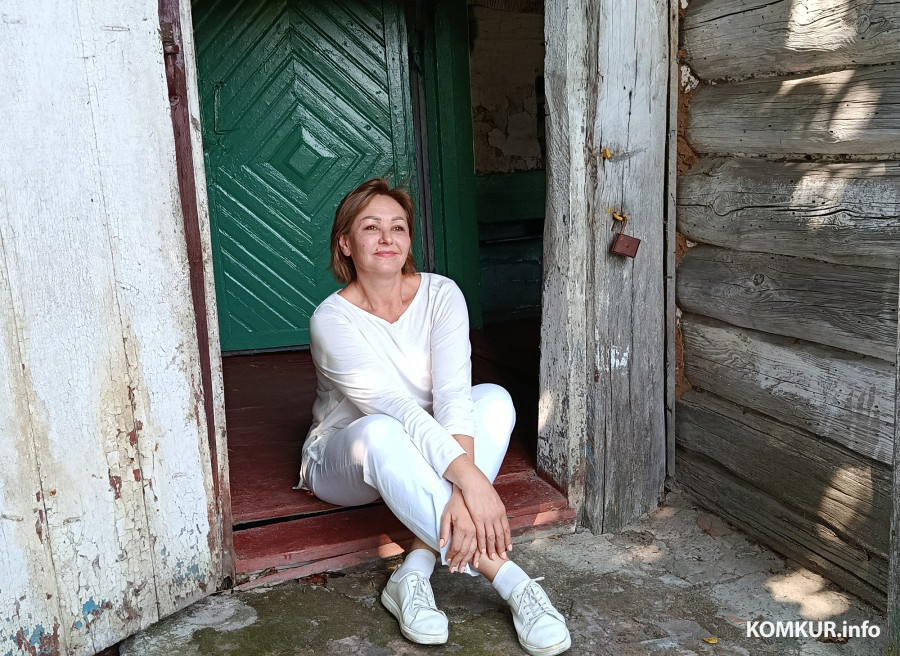 1.08.2026 г. Наталия Долбик у дома своей бабушки в деревне Клещевка Глусского района.