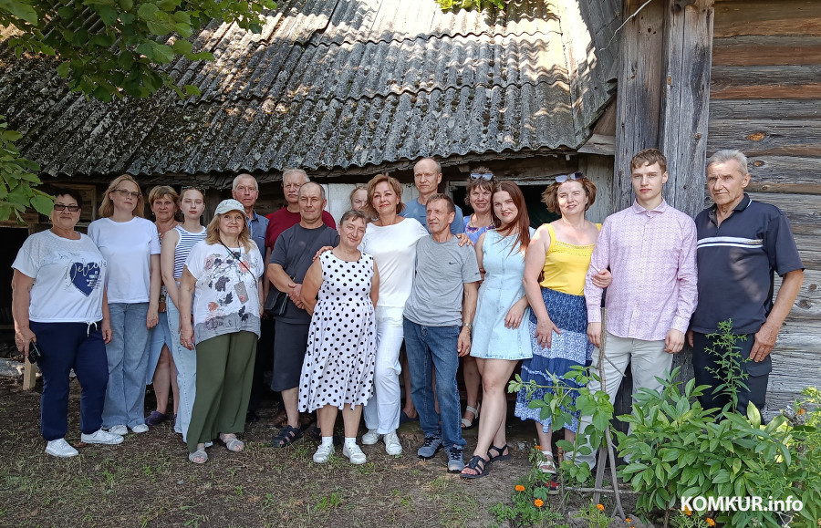 1.08.2026 г. Наталия Долбик (в центре) и ее большая семья в деревне Клещевка Глусского района.