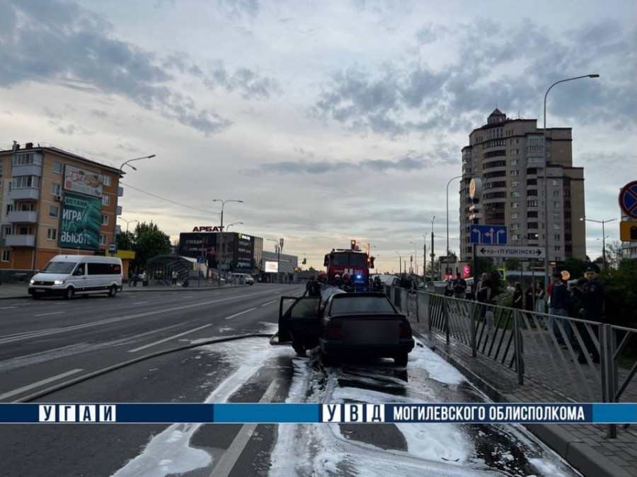 В Могилеве на улице Островского вечером 12 мая во время движения загорелся автомобиль