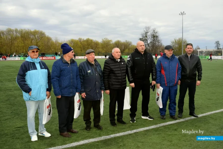 10.04.2026, Бобруйск, стадион им. Прокопенко. Директор ФК «Белшина» Виталий Былинин (справа) и председатель Бобруйского горисполкома Максим Гурин (третий справа) поздравляют ветеранов бобруйского футбола (слева направо): Виктор Попов, Олег Волох, Владимир Бубновский, Виктор Нестеров, Николай Евсикевич. Фото: Денис НОСОВ