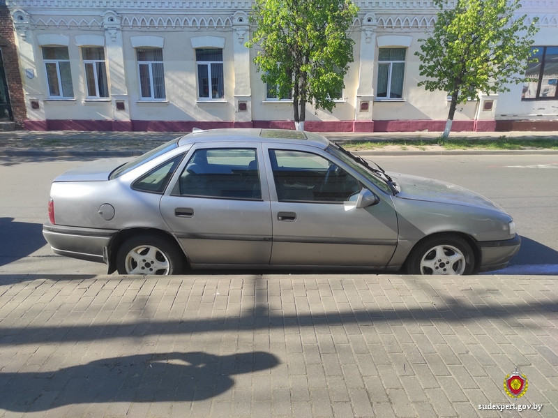 В Бобруйске судебные эксперты помогли установить личность подозреваемого в угоне. В начале мая бобруйчанка рано утром приехала на работу и оставила свой автомобиль «Opel Vectra» на парковке возле административного здания по ул.Бахарова. Только по окончании рабочего дня женщина увидела, что ее авто пропало. С сообщением об угоне потерпевшая обратилась в милицию. По словам автовладельца, свою машину она не закрыла, а ключ зажигания находился в бардачке. В течение пары часов пропавшее авто, но уже с повреждением лакокрасочного покрытия, правоохранители обнаружили примерно в двух километрах от места угона, на ул.К.Маркса, и вернули хозяйке. В ходе осмотра автомобиля следственно-оперативной группой эксперт-криминалист изъял следы рук. При проверке по дактоучету Государственного комитета судебных экспертиз установлено, что один из них принадлежит 32-летнему бобруйчанину. В ходе оперативно-розыскных мероприятий его причастность к угону подтвердилась. В отношении мужчины возбуждено уголовное дело. В ходе следствия установлено, что злоумышленник был трезв, водительских прав он не имеет, но решил просто прокатиться на чужом авто. Результаты проведенной судебной дактилоскопической экспертизы подтвердили, что след пальца, обнаруженный на стекле водительской двери, оставлен указанным местным жителем.________________________________________ Ирина Рачковская, официальный представитель управления ГКСЭ по Могилевской области