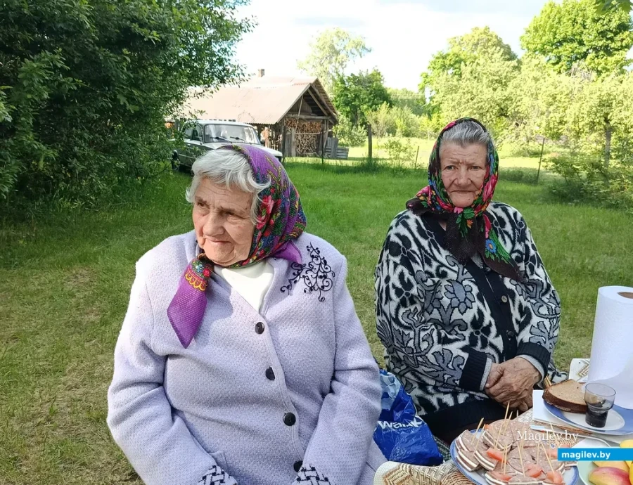 23.05.2026 г. Вёска Поблін Глускага раёна. Старэйшыя жыхаркі вёскі: Ніна Васільеўна Трыбуш (злева) і Ганна Андрэяўна Лазовік.