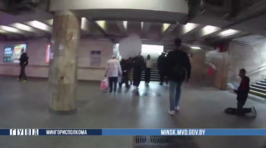 Собирал деньги на лечение ребенка: в минском метро задержали мошенника