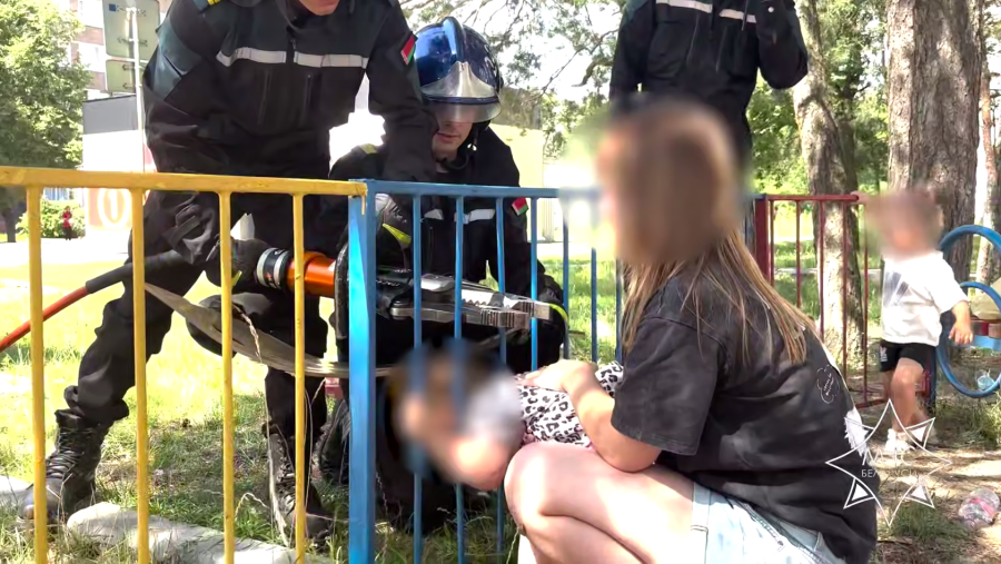В Бобруйске ребенок застрял между прутьев металлического забора: на помощь пришли спасатели