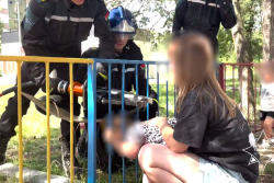 В Бобруйске ребенок застрял между прутьев металлического забора: на помощь пришли спасатели
