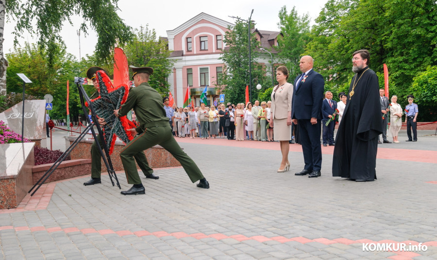 29.06.2026. Площадь Победы. Церемония возложения цветов у памятника-танка на могиле генерала Б.С.Бахарова. Митинг, посвященный празднованию 639-летия г.Бобруйска, 82-й годовщине освобождения города от немецко-фашистских захватчиков.