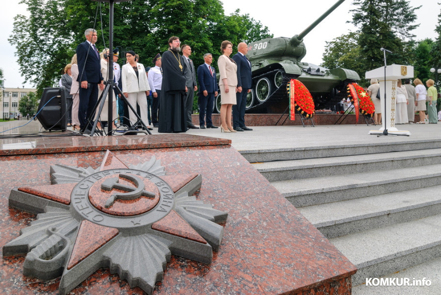 29.06.2026. Площадь Победы. Церемония возложения цветов у памятника-танка на могиле генерала Б.С.Бахарова. Митинг, посвященный празднованию 639-летия г.Бобруйска, 82-й годовщине освобождения города от немецко-фашистских захватчиков.