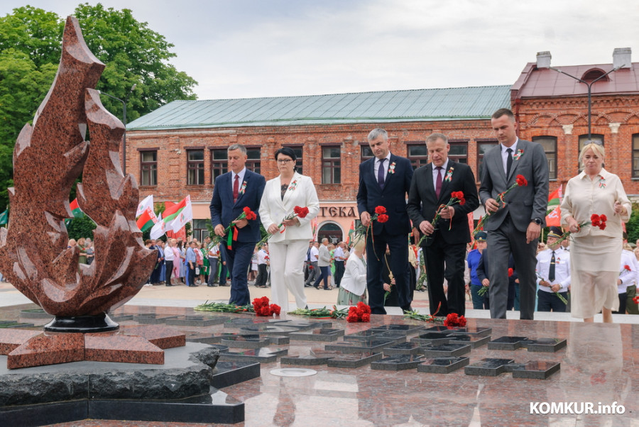 29.06.2026. Площадь Победы. Церемония возложения цветов у памятника-танка на могиле генерала Б.С.Бахарова. Митинг, посвященный празднованию 639-летия г.Бобруйска, 82-й годовщине освобождения города от немецко-фашистских захватчиков.
