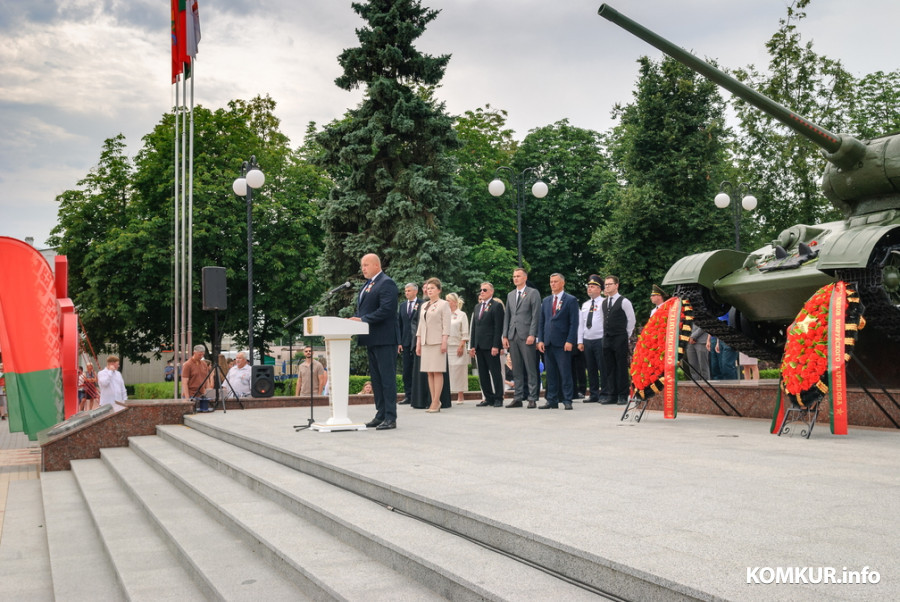 29.06.2026. Площадь Победы. Церемония возложения цветов у памятника-танка на могиле генерала Б.С.Бахарова. Митинг, посвященный празднованию 639-летия г.Бобруйска, 82-й годовщине освобождения города от немецко-фашистских захватчиков.