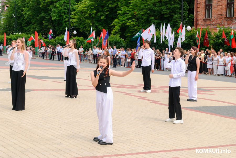 29.06.2026. Площадь Победы. Церемония возложения цветов у памятника-танка на могиле генерала Б.С.Бахарова. Митинг, посвященный празднованию 639-летия г.Бобруйска, 82-й годовщине освобождения города от немецко-фашистских захватчиков.
