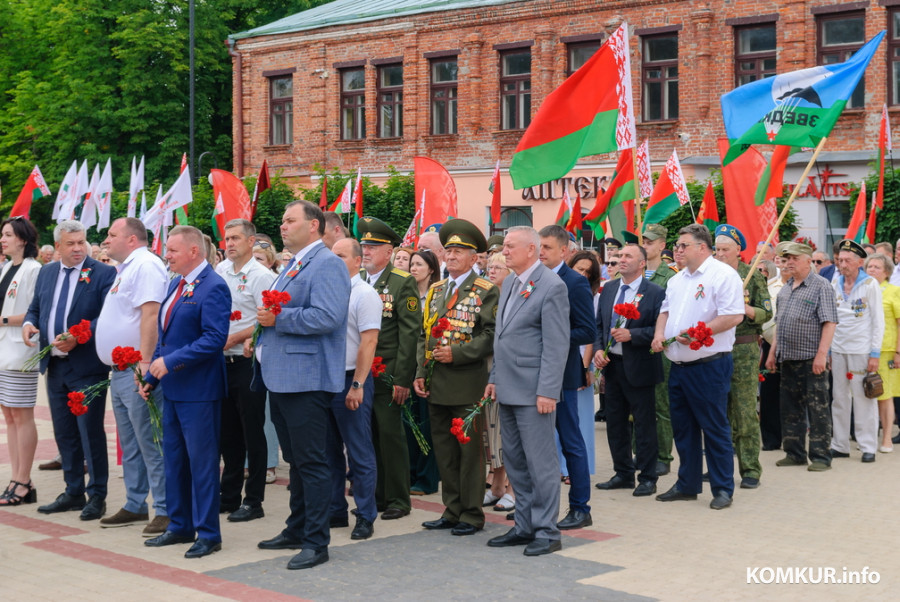 29.06.2026. Площадь Победы. Церемония возложения цветов у памятника-танка на могиле генерала Б.С.Бахарова. Митинг, посвященный празднованию 639-летия г.Бобруйска, 82-й годовщине освобождения города от немецко-фашистских захватчиков.