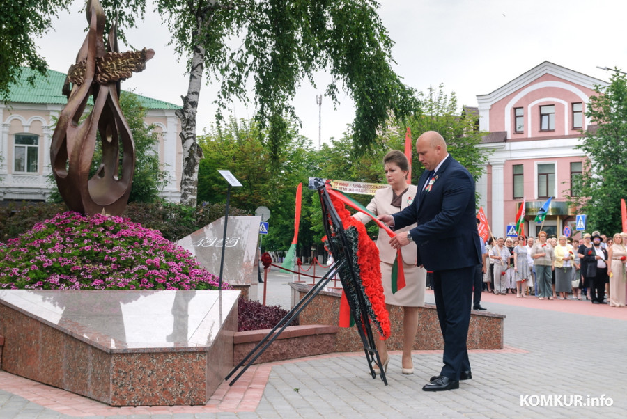 29.06.2026. Площадь Победы. Церемония возложения цветов у памятника-танка на могиле генерала Б.С.Бахарова. Митинг, посвященный празднованию 639-летия г.Бобруйска, 82-й годовщине освобождения города от немецко-фашистских захватчиков.