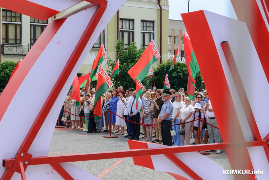 29.06.2026. Площадь Победы. Церемония возложения цветов у памятника-танка на могиле генерала Б.С.Бахарова. Митинг, посвященный празднованию 639-летия г.Бобруйска, 82-й годовщине освобождения города от немецко-фашистских захватчиков.
