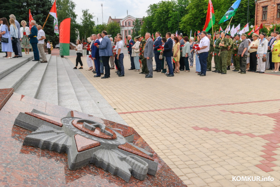 29.06.2026. Площадь Победы. Церемония возложения цветов у памятника-танка на могиле генерала Б.С.Бахарова. Митинг, посвященный празднованию 639-летия г.Бобруйска, 82-й годовщине освобождения города от немецко-фашистских захватчиков.