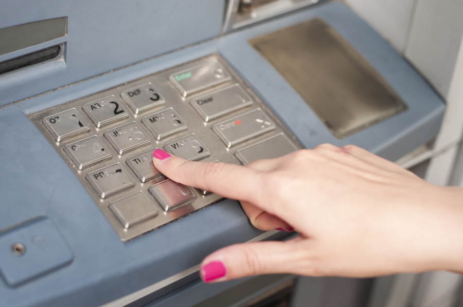 В четверг в Беларуси возможны перебои в работе карточек. Нужно ли запасаться наличными?