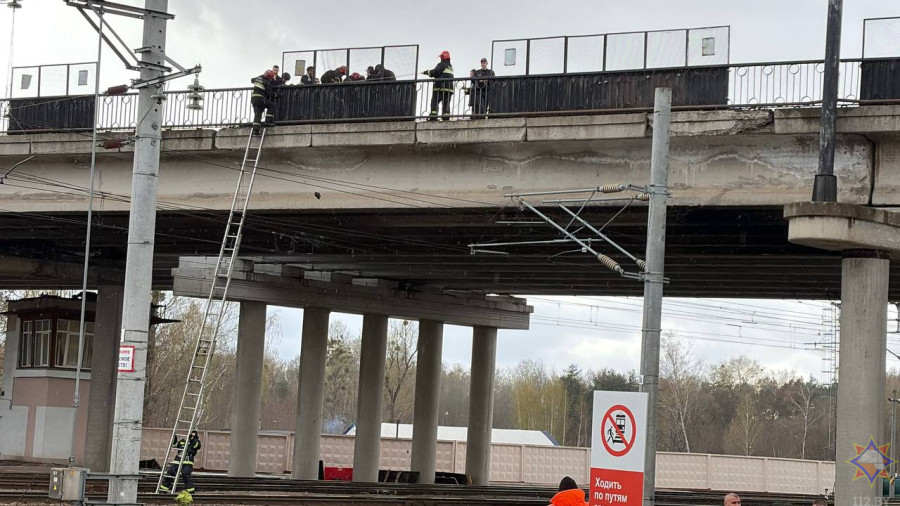 В Бобруйске работники МЧС спасли мужчину, который мог упасть с моста