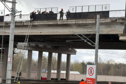 В Бобруйске работники МЧС спасли мужчину, который мог упасть с моста