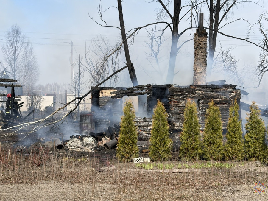 Пожар в Бобруйском районе: в Подъясенке огонь уничтожил дом и две хозпостройки. Еще один дом сильно поврежден