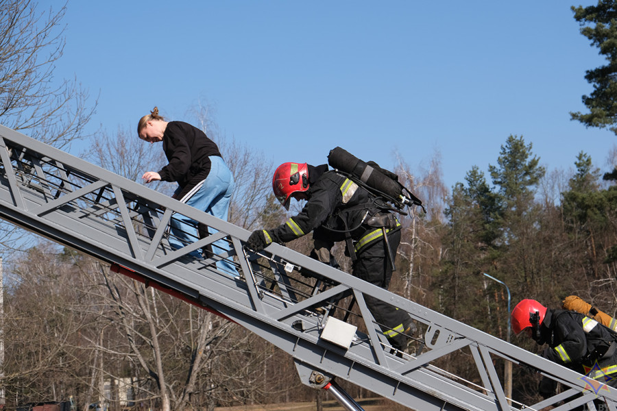 В Бобруйске в общежитие на Ульяновской пришли спасатели: жильцов сначала эвакуировали, а потом учили обращаться с огнетушителем