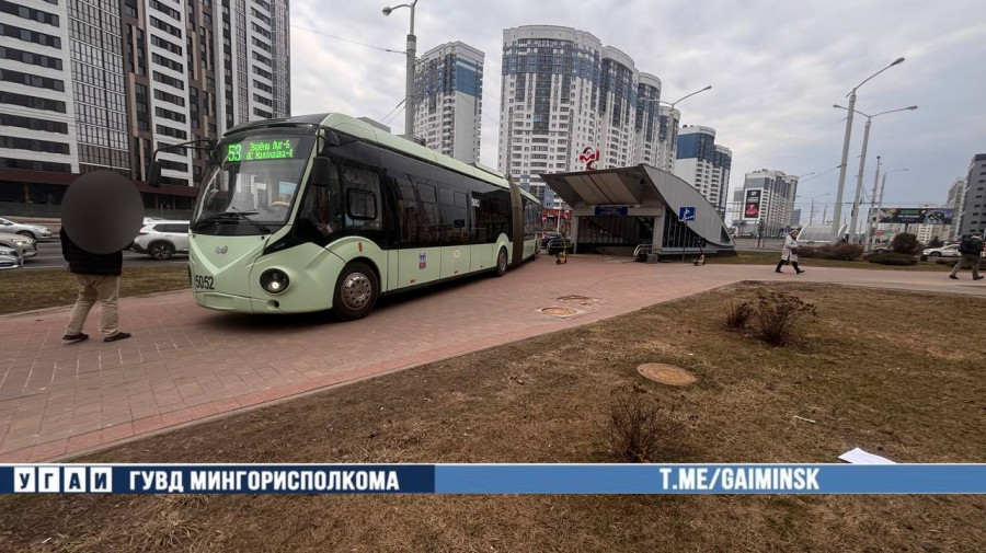 В Минске троллейбус выехал на встречную полосу, а затем на тротуар