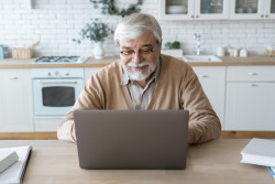 Многочасовое просиживание у телевизора повышает риск деменции. Чем заменить телепередачи для здоровья мозга, рассказали эксперты