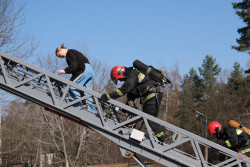 В Бобруйске в общежитие на Ульяновской пришли спасатели: жильцов сначала эвакуировали, а потом учили обращаться с огнетушителем
