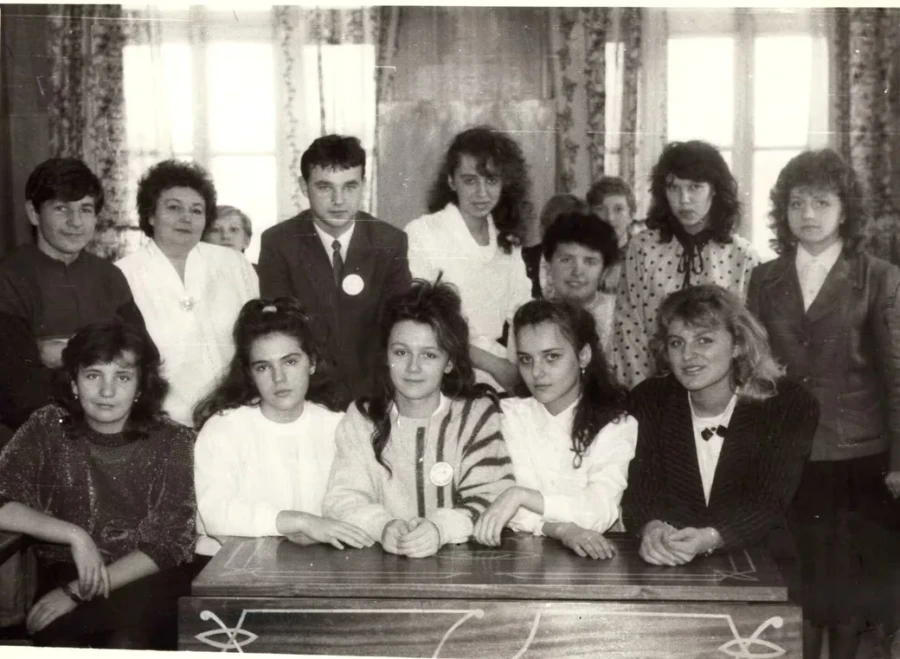 30-летие 14-й школы Бобруйска 28.10.1989. Галина Позднякова с учениками 11 класса.
